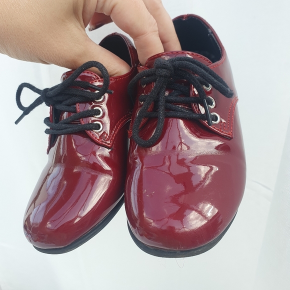Ki.té.toi Burgundy Patent Girls Lace Up Shoes - Picture 2 of 6